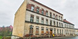 Zabite deskami i do wyburzenia... Jednak nadal mieszkaj� tu ludzie