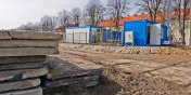 Trwaj przygotowania terenu budowy basenu. Pierwsze prace w maju
