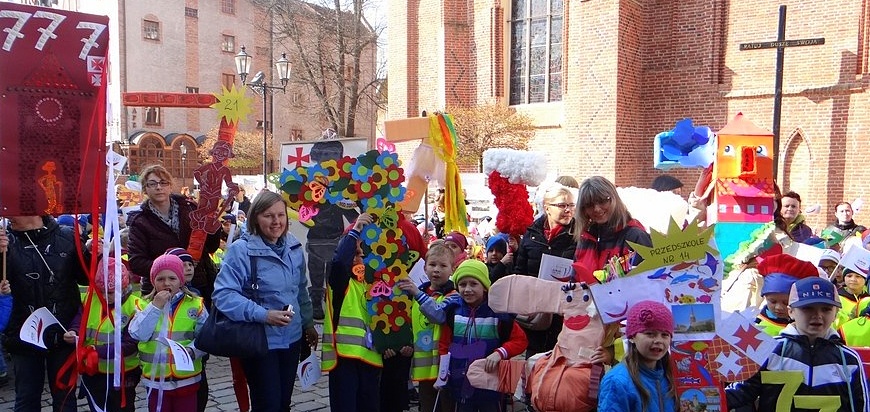 Najmłodsi również świętują 777-lecie Elbląga. Marsz przedszkolaków przez starówkę