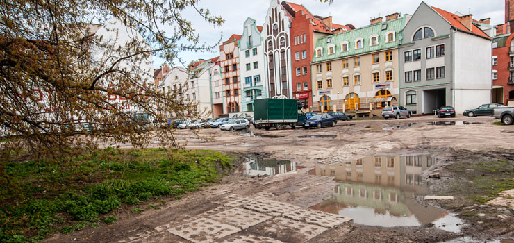 Właściciele hoteli chcą wyłożyć pieniądze na budowę parkingów na starówce. Kto znajdzie tu miejsce postojowe?