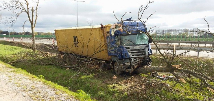 Ciarwka uderzya w drzewo na trasie S7