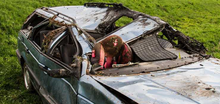 Wypadek na K22. Błyskawiczna reakcja kierowców uratowała kobietę przed utonięciem