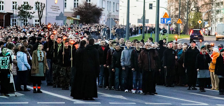 „Totus Tuus – Cały Twój”. Tysiące elblążan wzięło udział w miejskiej Drodze Krzyżowej