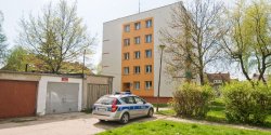 M�czyzna po k��tni z matk� wyskoczy� przez okno. Poni�s� �mier� na miejscu
