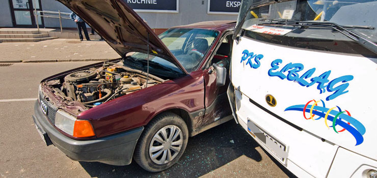 Na ul. Lotniczej autobus zderzył się z samochodem osobowym. Jedna osoba trafiła do szpitala