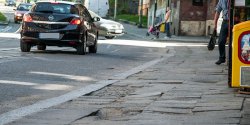 Uwa�aj jak idziesz! Chodniki jak ser szwajcarski to problem ca�ego Elbl�ga