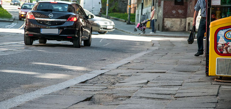 Uważaj jak idziesz! Chodniki jak ser szwajcarski to problem całego Elbląga