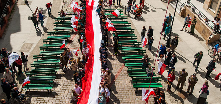 Dzień Flagi w Elblągu. Mieszkańcy przemaszerowali przez miasto z 50-metrową flagą