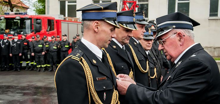 Elbląscy strażacy świętują Dzień Strażaka. Były awanse, medale i odznaczenia