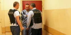 Napad� na starsz� kobiet�, okrad� i dotkliwie j� pobi�. Zosta� zatrzymany