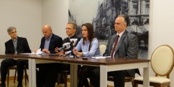 Adoracja przy relikwiach, modlitwa i wsp�lna zabawa na jarmarku
