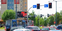 "Zielone �wiat�o przy wje�dzie na Nowowiejsk� �wieci si� 3 sekundy. Mo�e kto� si� zlituje?"