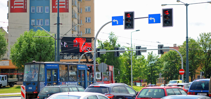 "Zielone światło przy wjeździe na Nowowiejską świeci się 3 sekundy. Może ktoś się zlituje?"