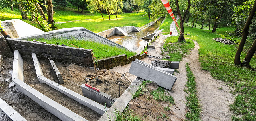 Znalazły się pieniądze na remont schodów przy kaskadach. Prace już ruszyły