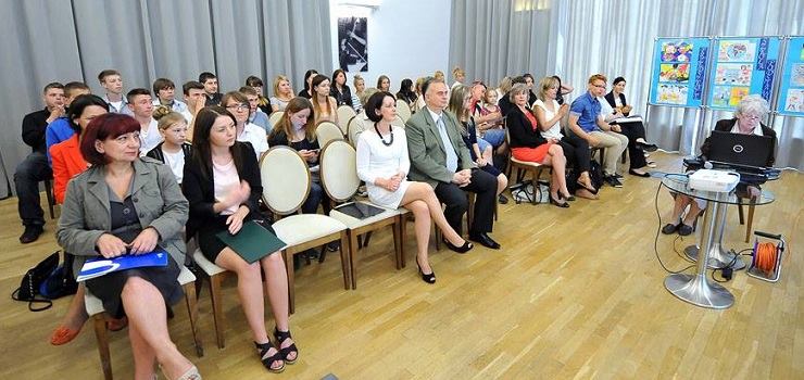 Dzieci chodz godne, poniewa niektrych rodzicw nie sta nawet na chleb. Inicjatywa pod hasem "Dostp do ywnoci"