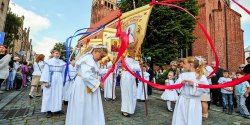 "Bóg wychodzi na ulice". Tak uroczyste obchody Bożego Ciała określają chrześcijanie