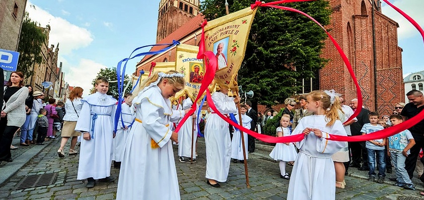 "Bóg wychodzi na ulice". Tak uroczyste obchody Bożego Ciała określają chrześcijanie