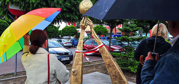 Dziś cały świat jest piłką. Elbląski mundial ma swoją rzeźbę