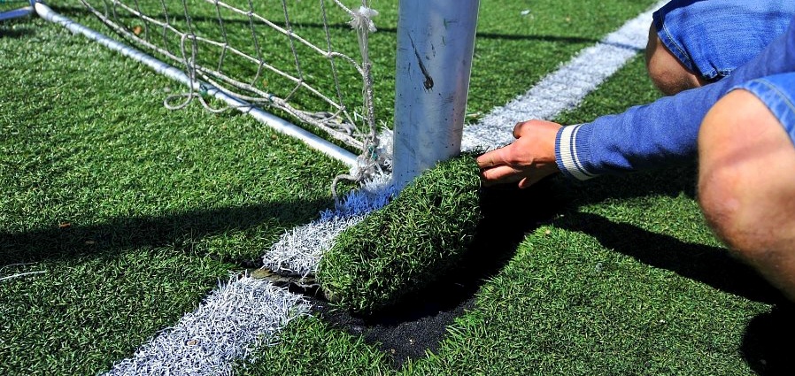 Zamiast od wykonawcy, Miasto dostało pieniądze od ubezpieczyciela. Murawa orlika do wymiany