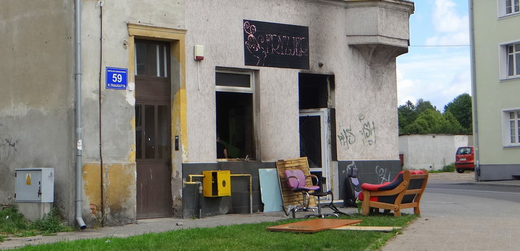 11 straakw ratowao zakad fryzjerski przy ul. Traugutta. "Policjanci zdoali wyprowadzi 5 osb"