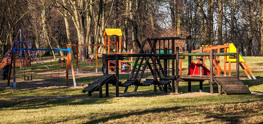 Surfer, karuzela i kula dźwiękowa. Kreatywnie w Parku Modrzewie i na Zawadzie