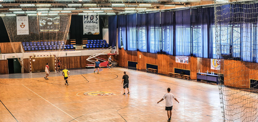 Zdewastowany parkiet do wymiany. Boisko w hali MOS czeka remont