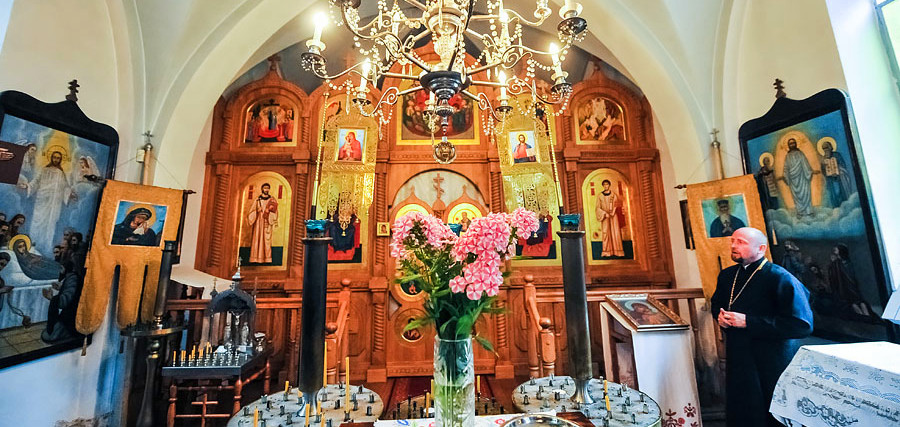 Piękno cerkwi w ikonach i krzyżach zaklęte