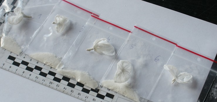 Zatrzymani za posiadanie amfetaminy. "Uwag policjantw ruchu drogowego przykuo dziwne zachowanie kierowcy"