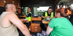 Zobacz, jak wygl�da praca policjant�w z elbl�skiej drog�wki