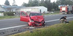 Wypadek w Kazimierzowie zablokowa� ruch na si�demce. Cztery osoby ranne, a sprawca zbieg� z miejsca zdarzenia