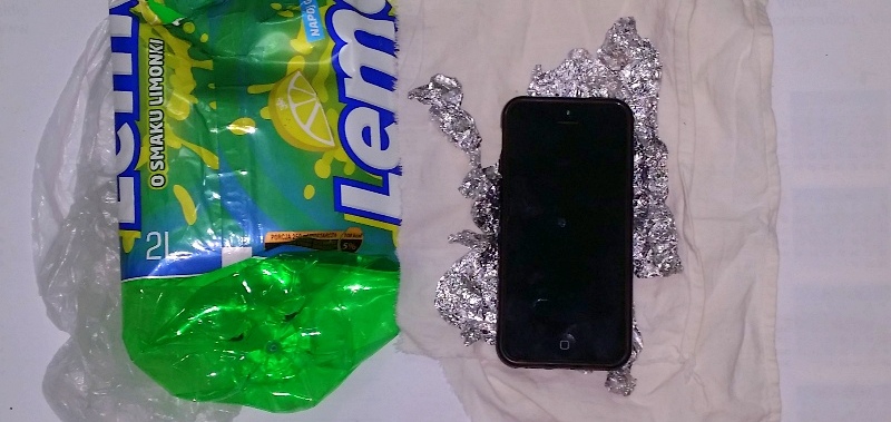 Ukrad telefon i ukry go pod pyt nagrobn ojca