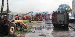 Po�ar w Jeziorze. "Stra�ak odni�s� uraz �okcia w wyniku upadku z drabiny"