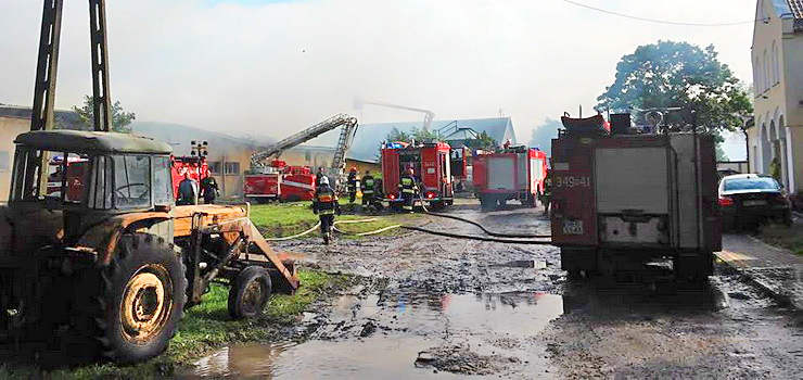 Pożar w Jeziorze. "Strażak odniósł uraz łokcia w wyniku upadku z drabiny"