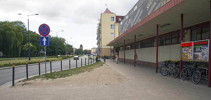 Przy dawnym Feniksie nie ma gdzie parkowa. Miasto radzi: Auta zostawmy przy Ratuszowej