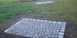 Placyki pod �awki w Parku Modrzewie ju� gotowe. Nowe �awki we wrze�niu