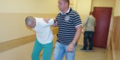 Napad z noem na 14-latka. W zatrzymaniu pomogy kobiety - zobacz film z doprowadzenia