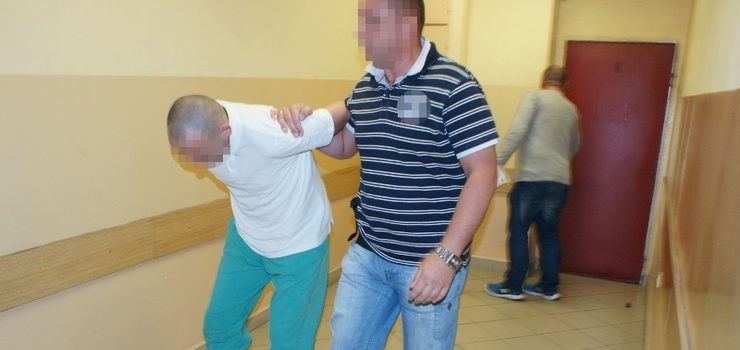 Napadł z nożem na 14-latka. W zatrzymaniu pomogły kobiety - zobacz film z doprowadzenia