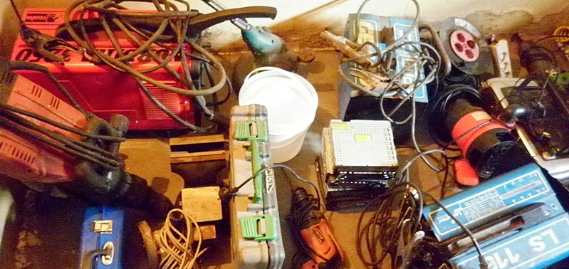 Wamywali si do garay i kradli elektronarzdzia