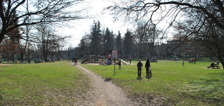 Niepełnosprawni na podjazdy muszą poczekać. W parku Kajki dopiero za rok