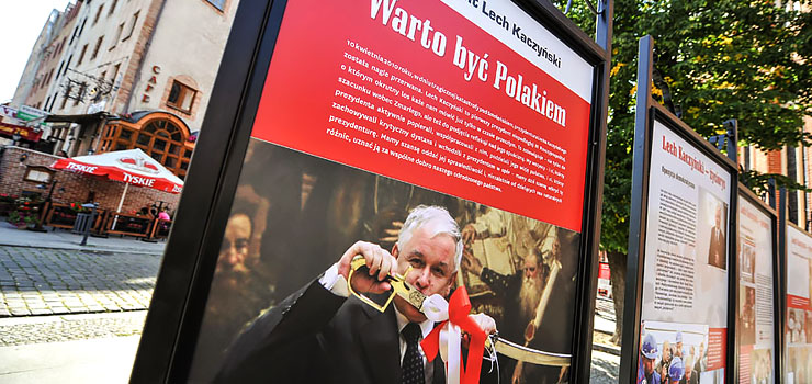 "Warto być Polakiem" - wystawa poświęcona śp. Lechowi Kaczyńskiemu. Co elblążanie sądzą o ekspozycji?