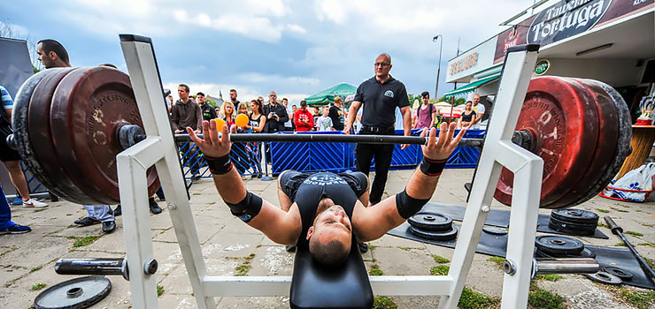 Podniósł ćwierć tony i został Mistrzem Elbląga - zobacz zdjęcia z II Otwartych Mistrzostw Elbląga wyciskaniu na klatę i martwym ciągu