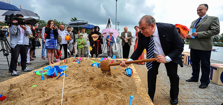 Piaskownica edukacyjna czy polityczna?