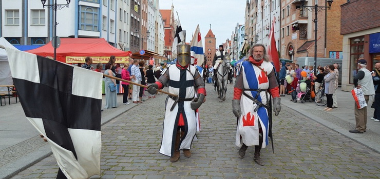 Po Starówce przeszli rycerze w barwach Krzyżaków i Prusów - zobacz zdjęcia