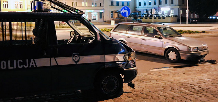 Kolizja samochodu policyjnego z volkswagenem passatem. Kierowca nie ustąpił pierwszeństwa policji