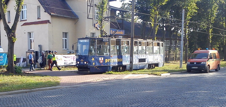 Kolizja tramwaju linii numer 2 z autem osobowym