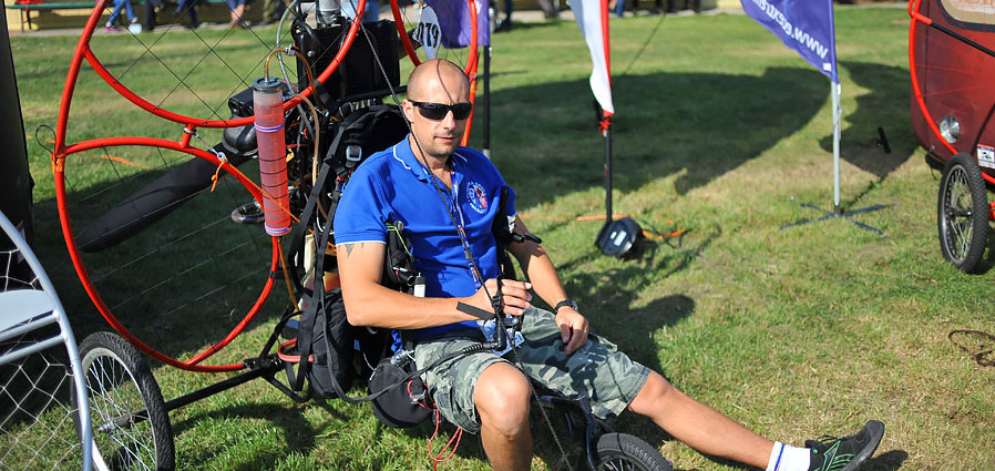 Elbląskie lotnisko opanowali motoparalotniarze - zobacz zdjęcia