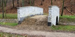 Nowe mostki na Kumieli wci�� czekaj� na po��czenie z parkowymi alejkami