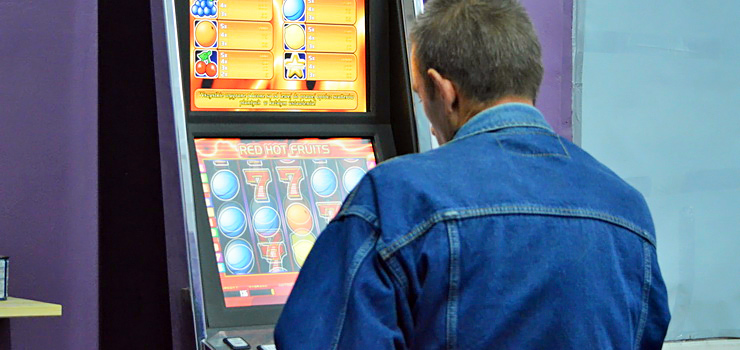 "Jaskinie hazardu wyrastają w Elblągu jak grzyby po deszczu". Lokale z automatami są zbyt kłopotliwe dla mieszkańców?