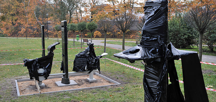 Słupki, dźwignie i drążki. Co "wyrosło" w Parku Traugutta?