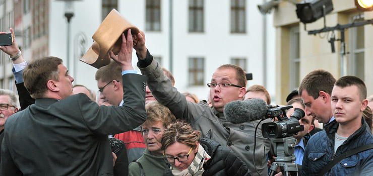 Zamiast merytorycznego pytania Adam Hofman otrzyma nocnik. Zobacz, co dziao si podczas konferencji prasowej zorganizowanej przez Jerzego Wilka